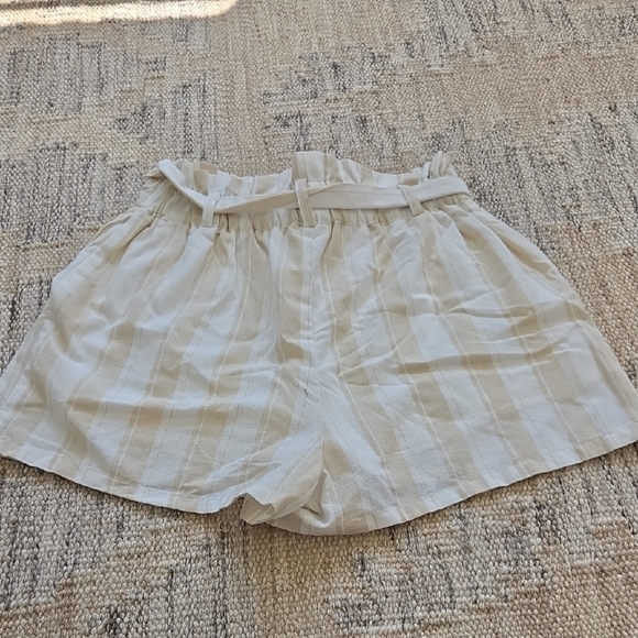 Elegant High Waist Cream Striped Shorts - Picture 3 of 3